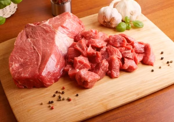 Nguyên nhân thứ phát:Do người bệnh ăn nhiều những loại thức ăn có chứa nhiều purin (gan, lòng, thịt, cá, nấm, tôm, cua) hoặc uống nhiều rượu, bia. Trên thực tế, đây chỉ là những tác nhân phát động bệnh hơn là nguyên nhân trực tiếp gây ra bệnh gout.