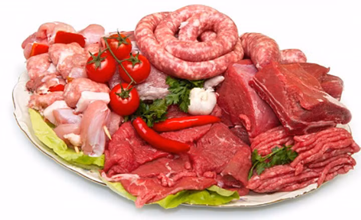 Trong số các nguyên nhân trên thì tác nhân chủ yếu gây bệnh gout đều tới từ yếu tố bên ngoài như ăn uống. Do đó, người bệnh cần chú ý đến chế độ ăn uống để giảm bệnh trong quá trình điều trị bệnh. Ảnh: Internet.