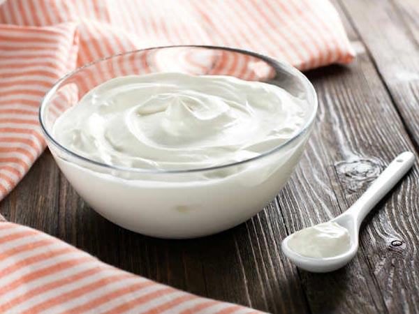 Sữa chua cũng làm giảm kích thước lỗ chân lông và làm sáng da. Lấy hai muỗng cà chua sữa chua bôi lên khuôn mặt rồi để nguyên một lúc. Rửa sạch bằng nước lạnh. Thực hiện hàng ngày để thấy hiệu quả nhanh.