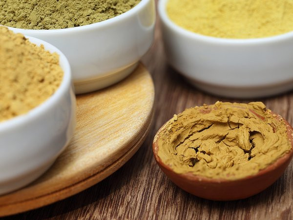 Đất sét Fuller là một trong những mặt nạ se lỗ chân lông tốt nhất. Trộn bột đất sét với nước hoa hồng thành dạng bột nhão. Bôi hỗn hợp lên mặt và để cho nó khô trong 15 đến 20 phút. Rửa sạch và dưỡng ẩm bằng nước hoa hồng.