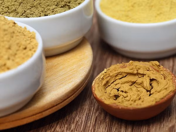 Đất sét Fuller là một trong những mặt nạ se lỗ chân lông tốt nhất. Trộn bột đất sét với nước hoa hồng thành dạng bột nhão. Bôi hỗn hợp lên mặt và để cho nó khô trong 15 đến 20 phút. Rửa sạch và dưỡng ẩm bằng nước hoa hồng.