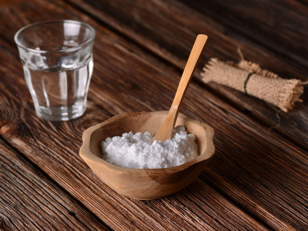 Trộn baking soda với nước để có hỗn hợp mịn bôi lên mặt và tiếp tục massage.