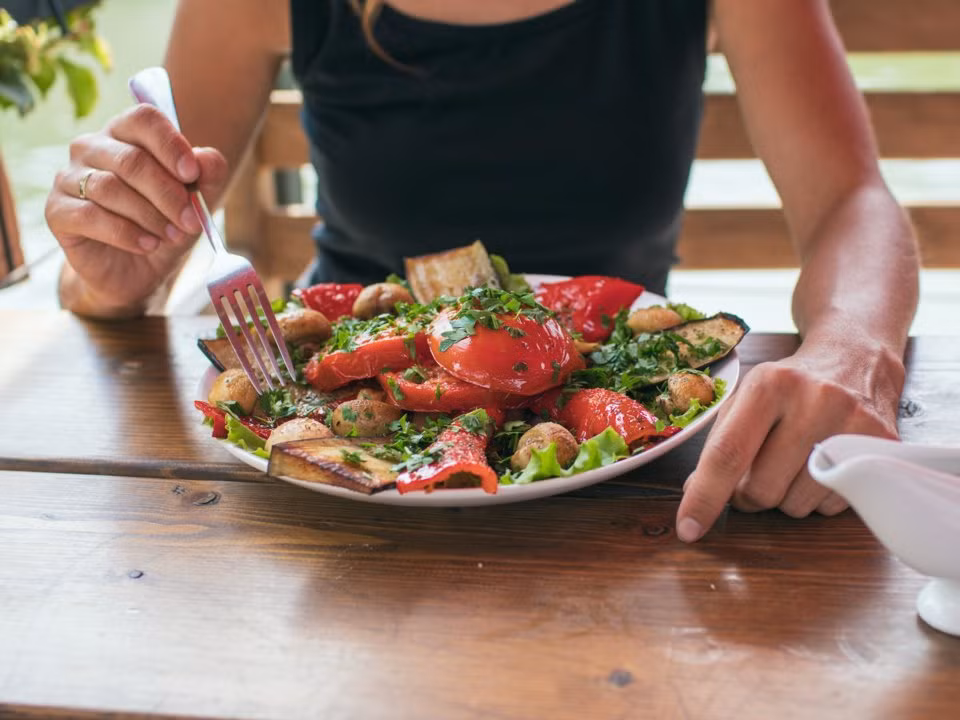 Việc ăn đủ nhu cầu của cơ thể là dấu hiệu cho thấy bạn đang ăn uống đúng cách. Nếu ăn đủ các bữa trong ngày thì bạn sẽ không bị càng cơn đói làm phiền và rơi vào tình trạng ăn bù quá nhiều.