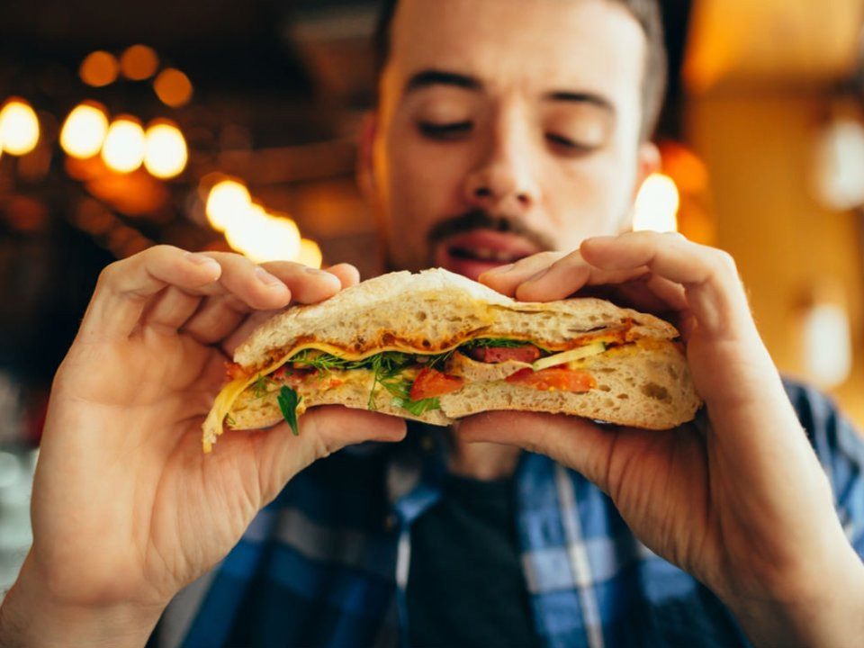 Thói quen chia nhỏ bữa ăn giúp cơ thể đẩy nhanh quá trình trao đổi chất, tăng cường năng lượng và giảm cảm giác thèm ăn. Chế độ ăn lý tưởng nhất là ba bữa chính kết hợp với hai bữa ăn nhẹ, vừa giúp giảm cân lại duy trì trọng lượng cơ thể.