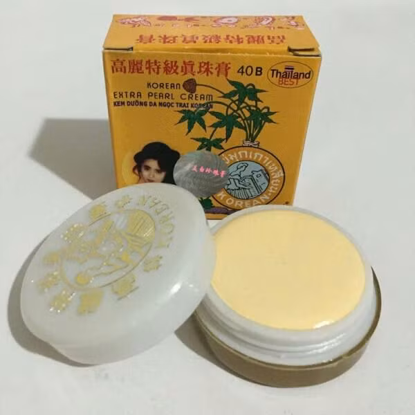  Kem sâm Nếu như son chỉ có một loại thì kem nền cũng không hơn. Những năm 80, 90 của thế kỷ trước, phụ nữ thường trang điểm bằng sản phẩm nền duy nhất là kem sâm. Loại kem này mang lại làn da trắng mịn tức thời và hiệu ứng ráo mịn suốt nhiều giờ liền nên người dùng có thể thoa mà không cần đến phấn phủ. Dù có nhiều nhãn hiệu khác nhau nhưng kem sâm có điểm chung là chất kem đặc màu vàng nhạt, đựng trong hộp nhựa cứng bằng lòng bàn tay. Một số phụ nữ còn dùng chúng như kem dưỡng ban ngày, có thể coi kem sâm là “BB cream thời bao cấp”. Hiện nay, sản phẩm này được bán với giá chỉ vài ngàn đồng và vẫn được nhiều người yêu thích. 