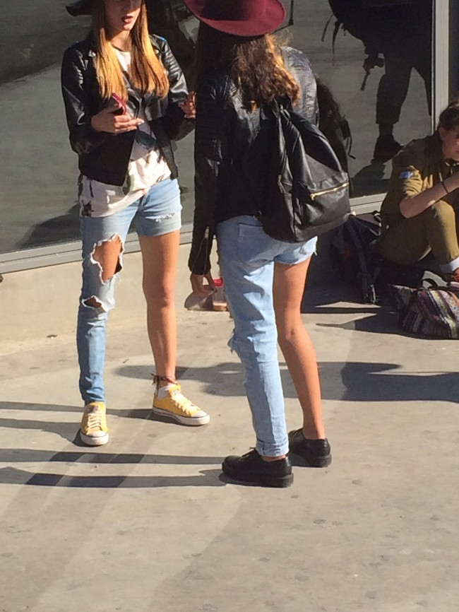 Quần một ống trở thành xu hướng thời trang mới lạ?