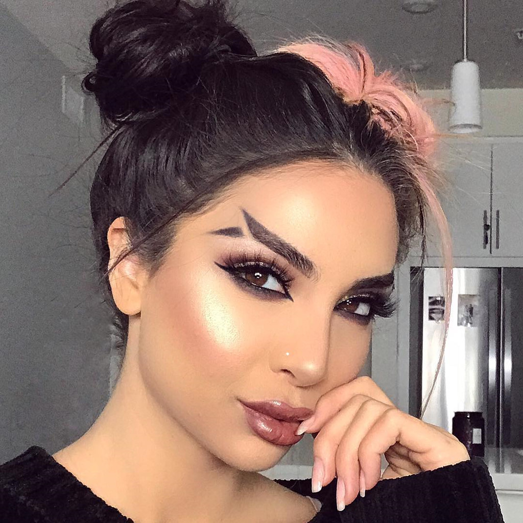 Lông mày đuôi cá: Để vẽ kiểu lông mày kỳ lạ này, các cô gái phải dùng kem che khuyết điểm để lấp đi dáng lông mày cũ, rồi sử dụng chì kẻ để tô điểm với hiệu ứng như chiếc đuôi của những chú cá voi.