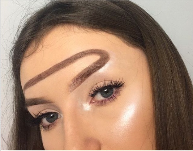 Kiểu lông mày cầu vồng nối hai đuôi chân mày cũng từng gây sốt trên mạng.