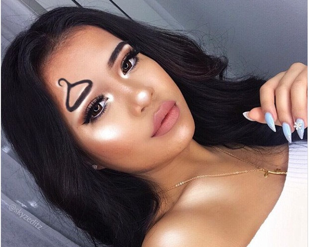 Lông mày móc treo quần áo cũng là trào lưu từng xuất hiện trong năm nay.