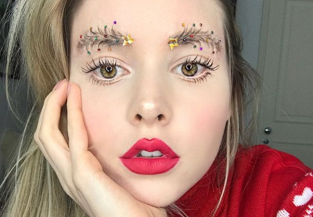 Lông mày hình cây thông Noel lấp lánh.