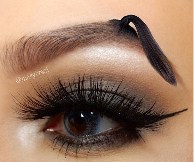 Lông mày đuôi ngựa kỳ lạ.