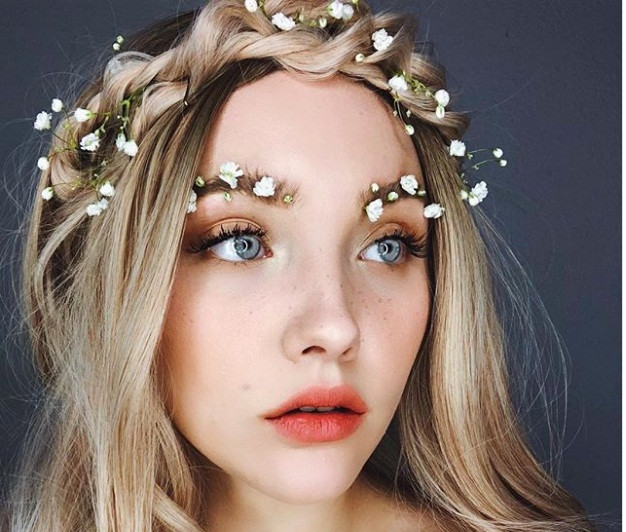 Kiểu lông mày giống vườn hoa xuân dành cho các cô nàng điệu đà.