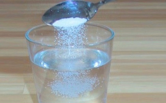 Dùng nước muối trị mụn ở tai. Bạn hãy ngâm khăn vào nước muối, vắt kiệt rồi chườm lên khu vực bị mụn. Nước muối có khả năng làm khô da và hạn chế vi khuẩn tấn công.