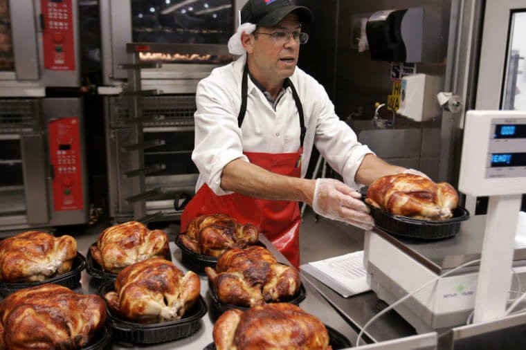 Gà nướng rotisserie sẽ mất nhiều thời gian hơn các cách chế biến khác. Đây được xem là một trong những phương pháp nấu chậm lâu đời và phổ biến nhất thế giới.