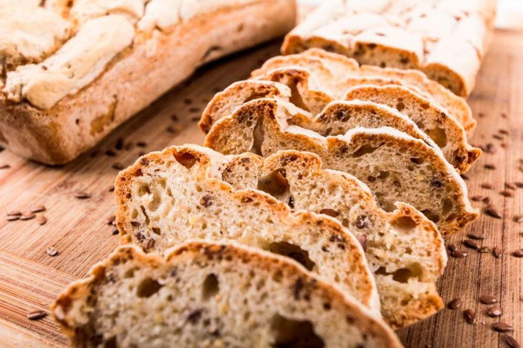 Nếu bạn bị bệnh celiac (một bệnh tự miễn điển hình của đường tiêu hóa), ăn gluten, một loại protein có nguồn gốc từ lúa mì và ngũ cốc như lúa mạch, lúa mạch đen và yến mạch, có thể gây ra những thay đổi tâm trạng lớn. Theo trang Celiac.org, ăn gluten cũng có thể làm tăng nguy cơ trầm cảm. Ảnh: RD.