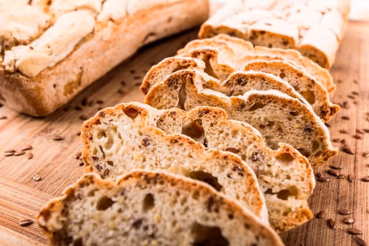 Nếu bạn bị bệnh celiac (một bệnh tự miễn điển hình của đường tiêu hóa), ăn gluten, một loại protein có nguồn gốc từ lúa mì và ngũ cốc như lúa mạch, lúa mạch đen và yến mạch, có thể gây ra những thay đổi tâm trạng lớn. Theo trang Celiac.org, ăn gluten cũng có thể làm tăng nguy cơ trầm cảm. Ảnh: RD.