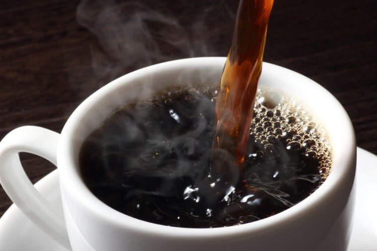 Cà phê nói riêng và các thực phẩm chứa caffein nói chung đều là kẻ thù của cơ thể, nhất là khi bạn đang bị stress hay cảm thấy buồn bực. Caffein là yếu tố làm gia tăng cảm giác lo lắng, bồn chồn, khiến tâm trạng tồi tệ hơn.