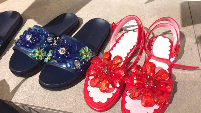 Là thương hiệu thời trang bình dân hàng đầu thế giới, Zara luôn biết cách chiều lòng giới mộ điệu trong mọi khoản. Quần áo, giày dép, túi xách... có cả một thế giới mang tên Zara khiến chúng ta đắm chìm không dứt.