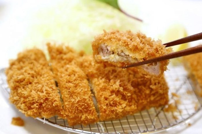 Món chiên: Tổ chức Arthritis Foundation (Mỹ) chỉ ra rằng các loại thực phẩm giàu chất béo bão hòa như khoai tây chiên và bánh rán kiểu Pháp có thể làm tăng tình trạng viêm trong cơ thể và làm cho chứng đau khớp trở nên tồi tệ hơn. Ngoài ra, phản ứng hóa học trong cơ thể của bạn gây ra bởi các loại dầu được sử dụng để chiên thức ăn cũng có thể làm tăng cholesterol của bạn. Khi bạn cần sử dụng dầu để nấu ăn, hãy dùng một lượng nhỏ dầu ô liu hoặc dầu bơ thay thế.