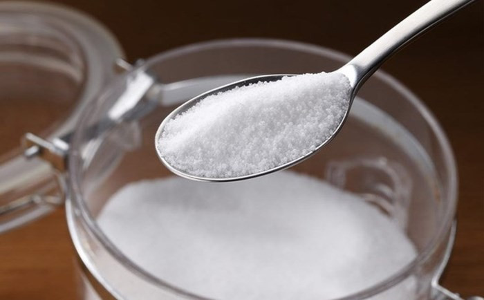 Muối: Ăn quá nhiều muối (natri) khiến cho các tế bào của bạn giữ nước và làm chúng sưng lên. Cơ thể bạn cần natri để hoạt động, nhưng ăn quá nhiều sẽ dẫn đến viêm. Điều này có thể góp phần gây tổn thương khớp.