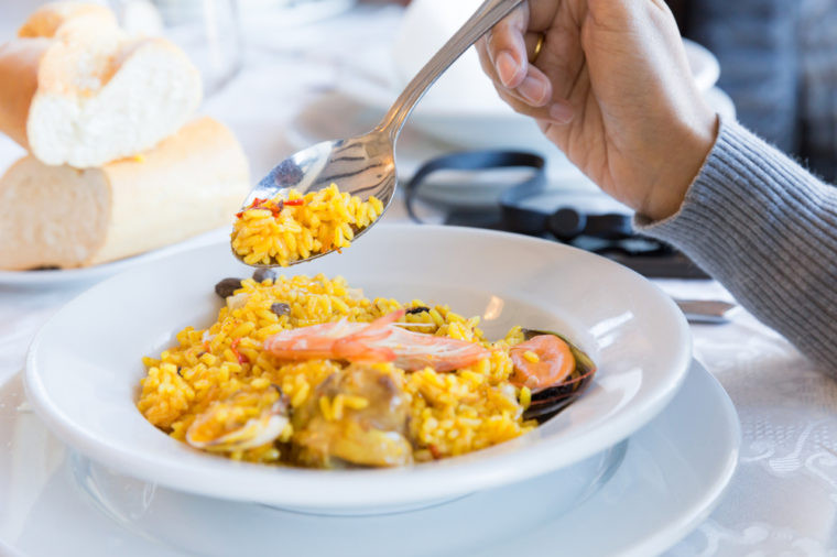 Ăn ít rau xanh: Trong rau xanh có chứa nhiều chất xơ nên sẽ hỗ trợ hệ tiêu hóa trong cơ thể làm việc hiệu quả.