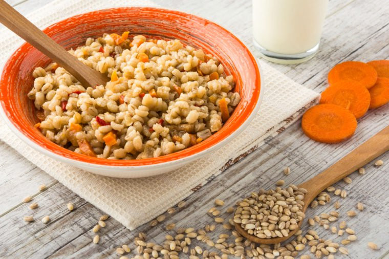 Tiêu thụ lượng calo cao: Thói quen ăn bánh pizza, khoai tây chiên và một số loại thực phẩm có lượng calo cao dễ gây tăng lượng đường trong máu. Do vậy, đây chính là thói quen gây tiểu đường.