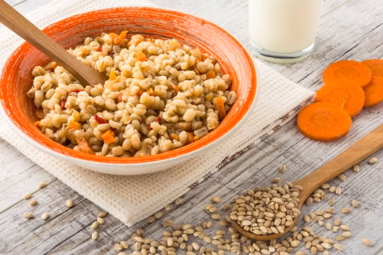 Tiêu thụ lượng calo cao: Thói quen ăn bánh pizza, khoai tây chiên và một số loại thực phẩm có lượng calo cao dễ gây tăng lượng đường trong máu. Do vậy, đây chính là thói quen gây tiểu đường.