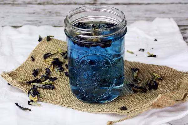 Giữ cho tóc và làn da của bạn khỏe mạnh: Lượng chất chống oxy hóa trong một tách trà hoa biếc rất tốt cho da và tóc của bạn.