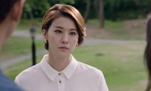 Vua buoc ra tu khach san voi nhan tinh, chong lang nguoi canh tuong truoc mat