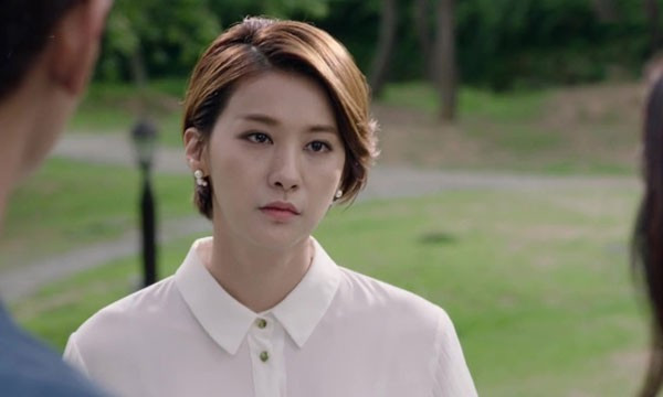 Vua buoc ra tu khach san voi nhan tinh, chong lang nguoi canh tuong truoc mat