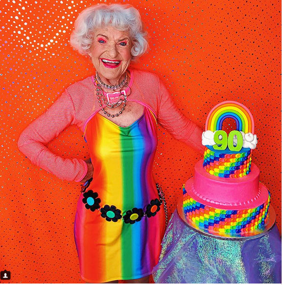 Trở thành ngôi sao ở mọi lứa tuổi: Helen van Winkle đã trở thành một ngôi sao Instagram ở tuổi 87 nhờ vào cá tính mạnh mẽ và gu thời trang cực kỳ sành điệu.