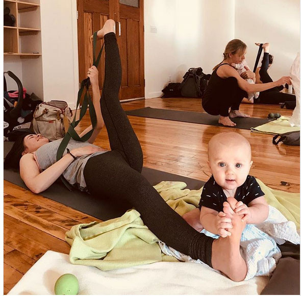 Tập thể thao với một đứa bé xung quanh: Các lớp yoga của mẹ và bé đã trở nên ngày càng phổ biến gần đây. Phụ nữ chứng minh rằng họ có thể tập thể dục ngay cả khi có một em bé.