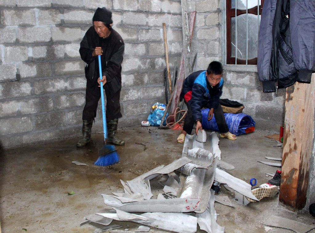 Sau khi mưa đá kèm gió lốc đi qua, chính quyền huyện Mèo Vạc đã cử cán bộ xuống địa bàn phối hợp với các thôn, bản giúp đỡ người dân khắc phục hậu quả.