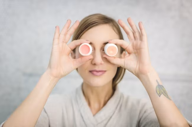 Glycerin, một trong những chất giữ ẩm tự nhiên tốt nhất, nó được sử dụng trong sản xuất xà phòng, kem dưỡng da... Lấy một vài giọt glycerin thoa lên môi trước khi đi ngủ sẽ giúp đôi môi mềm mịn.