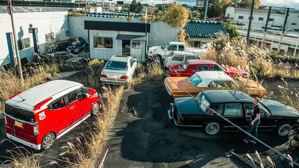 Tiếp tục chuyến hành trình, Jack Rix bắt gặp một bãi đỗ xe đồ sộ bị che khuất bởi những lùm cỏ lau rậm rạp. Người Nhật vốn không chuộng xe Mỹ nên sự xuất hiện của chiếc Chevrolet Imapa SS màu cam là một điều bất ngờ.