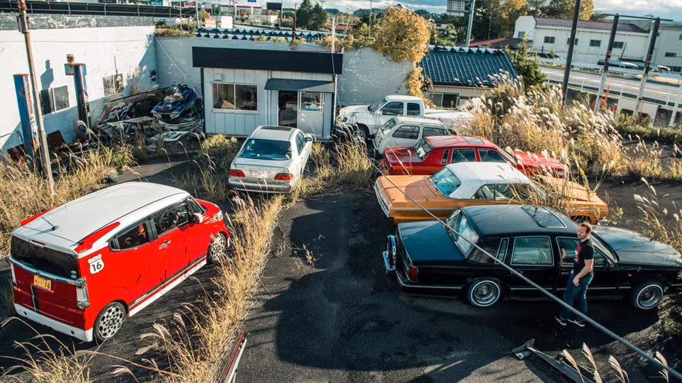 Tiếp tục chuyến hành trình, Jack Rix bắt gặp một bãi đỗ xe đồ sộ bị che khuất bởi những lùm cỏ lau rậm rạp. Người Nhật vốn không chuộng xe Mỹ nên sự xuất hiện của chiếc Chevrolet Imapa SS màu cam là một điều bất ngờ.