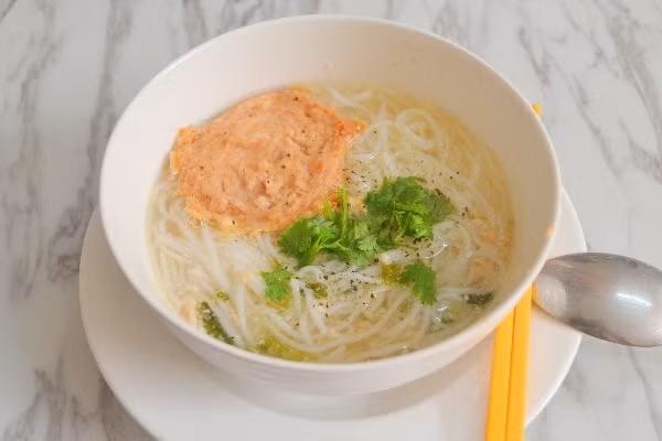 Nguyên liệu làm bún tôm quậy Phú Quốc như sau: - 300gr tôm tươi; Hành lá, ngò; Gia vị: muối ớt, tiêu, nước mắm; Sả cây; Nước dùng luộc gà hoặc nước hầm xương; Bún tươi.