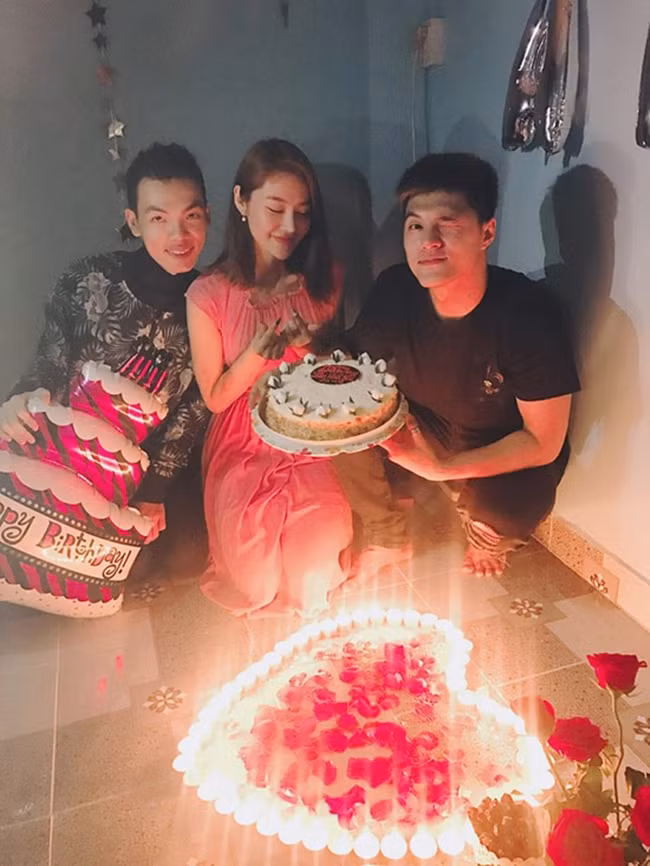 Trong tiệc sinh nhật gần đây của "đệ nhất mỹ nữ Việt Nam", Lâm Vinh Hải cũng có mặt chung vui cùng bạn gái cũ và bạn bè chung.