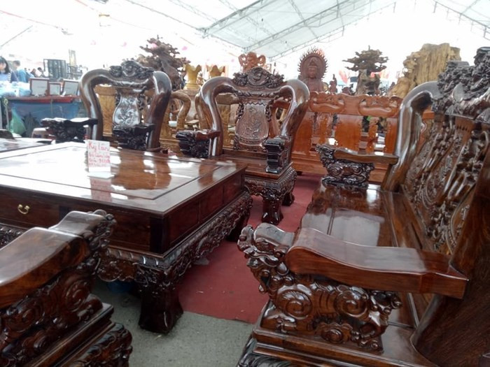 Bộ bàn ghế kỳ lân này được chế tác từ gỗ cẩm sừng được rao bán với giá 960 triệu đồng. Chỉ trong khoảng thời gian ngắn, đã có 1 đại gia “mua đứt”, thậm chí còn bỏ thêm tiền để đặt làm 2 chiếc đôn, tổng trị giá 1 tỷ đồng. (Ảnh: Vietq.vn)