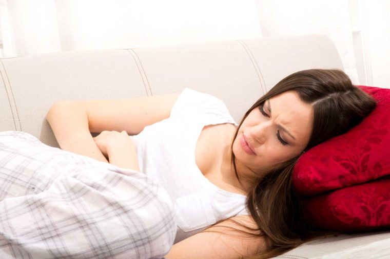 Bạn cảm thấy buồn nôn: Một trong những triệu chứng viêm loét dạ dày khác là cảm giác buồn nôn. Chứng viêm loét thay đổi hóa học của dịch tiêu hóa trong dạ dày, khiến bạn cảm thấy hơi khó chịu và buồn nôn, đặc biệt là vào buổi sáng.