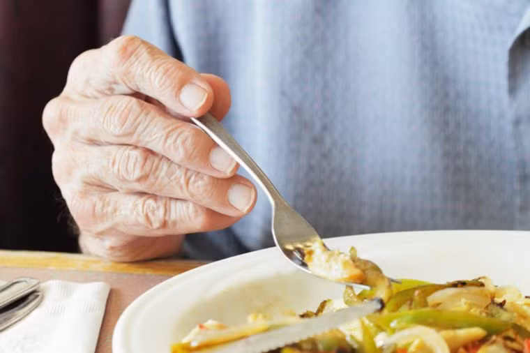 Chán ăn: Nếu có cảm giác nhạt miệng hay đắng miệng và chẳng muốn ăn gì là dấu hiệu cảnh báo dạ dày của bạn đang gặp vấn đề.