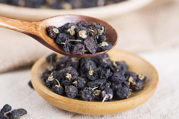 4. Kỷ tử vỏ đen: chứa hàm lượng anthocyanidins cao. Kỷ tử màu đen là loại quả khá nổi tiếng tại Trung Quốc và cũng là vị thuốc quan trọng trong Đông y để chăm sóc sức khoẻ và điều trị bệnh. Trong kỷ tử đen có chứa chất anthocyanidins cao nhất trong tất cả các loại thực vật. Anthocyanin là hợp chất đóng vai trò quan trọng trong việc phòng và hỗ trợ điều trị các bệnh về mắt, bệnh ung thư, bệnh tim phổi, chống lão hóa và bệnh xơ cứng động mạch. Đồng thời, kỷ từ màu đen còn có vitamin C, hàm lượng kẽm cao gấp đôi so với kỷ tử có vỏ màu đỏ.