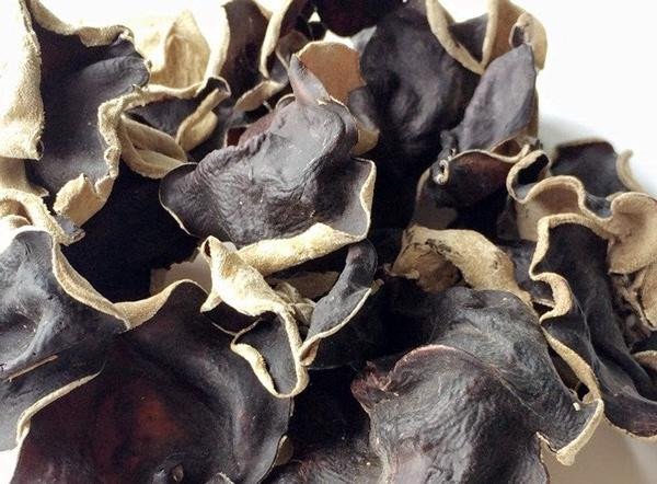 6. Mộc nhĩ: tăng cường hệ miễn dịch. Mộc nhĩ giúp cải thiện chức năng hệ miễn dịch và có hàm lượng sắt cao. Nếu thường xuyên ăn thực phẩm giàu vitamin, ăn trái cây tươi và rau quả có thể thúc đẩy dạ dày và đường ruột hấp thụ tiêu hóa chất sắt trong nấm.