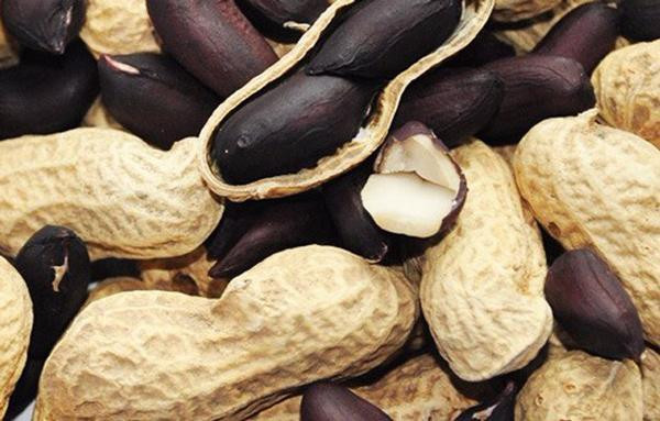 5. Lạc đen: nhiều khoáng chất. Giống như đậu đen, lạc đen cũng có lớp vỏ ngoài màu đen nhưng bên trong lại màu trắng. Lạc đen có chứa hàm lượng kẽm và sale cao hơn so với lạc thông thường từ 48%- 101%. Thông thường, cách ăn lạc đen tốt nhất là ăn sống cả vỏ lụa, ăn nguyên cả hạt lạc khi còn tươi.