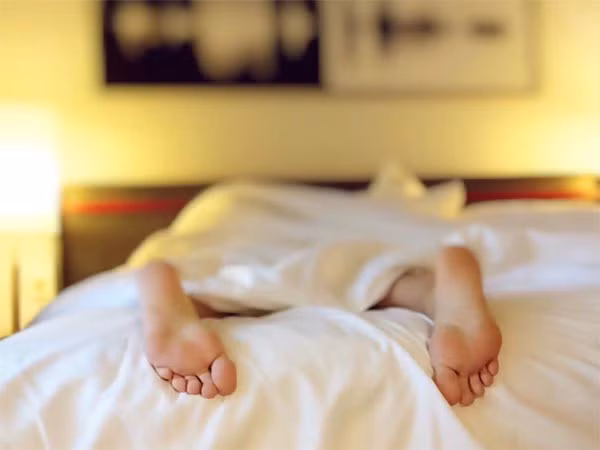 Ngủ không mặc đồ lót có thể làm giảm nhiệt độ cơ thể. Điều này giúp ích cho việc duy trì nhiệt độ thấp hơn trong tinh hoàn nam. Các nghiên cứu nói rằng nhiệt độ dưới 37 độ C sẽ tốt cho sản xuất tinh thần khỏe mạnh.