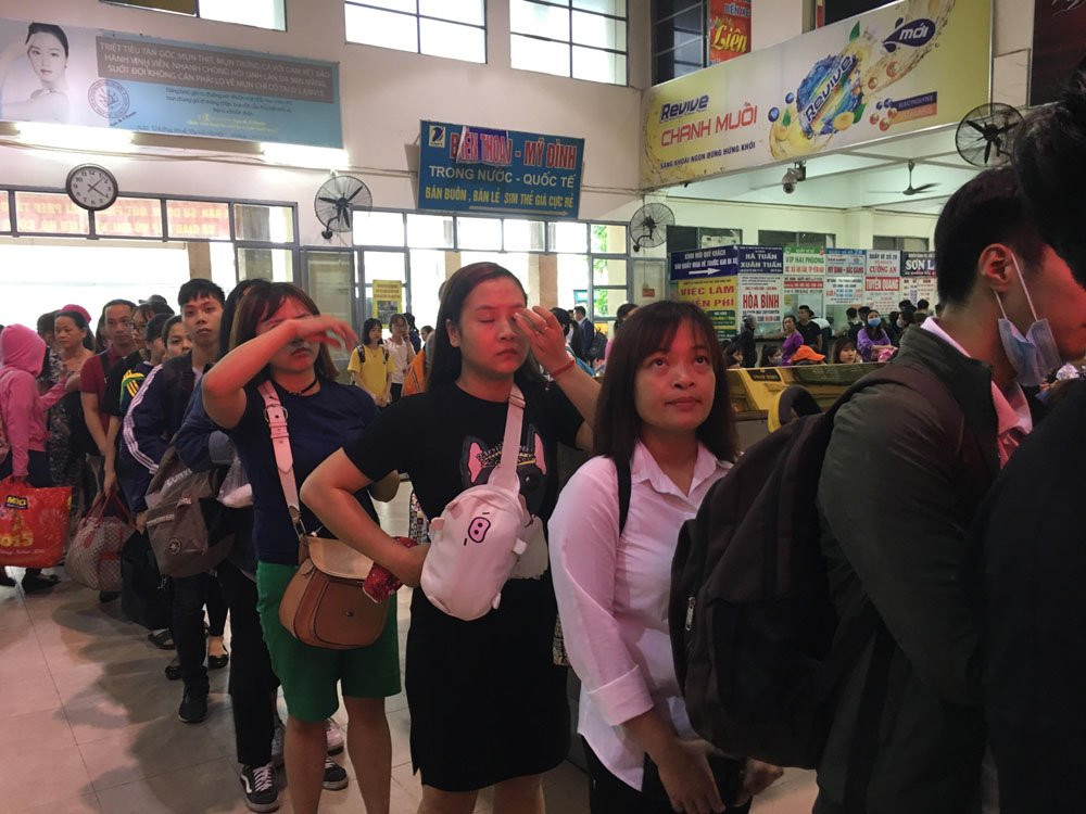 Trong khi đó, tại các bến xe Giáp Bát, Mỹ Đình lượng khách lại vắng vẻ khác thường so với các kỳ nghỉ lễ trước đây. Nguyên nhân được đại diện các bến xe nhìn nhận là do người dân sử dụng xe cá nhân về quê, đi chơi xa; một phần còn do xe hợp đồng trá hình hoạt động len lỏi bắt khách khắp ngõ khách trong thành phố.