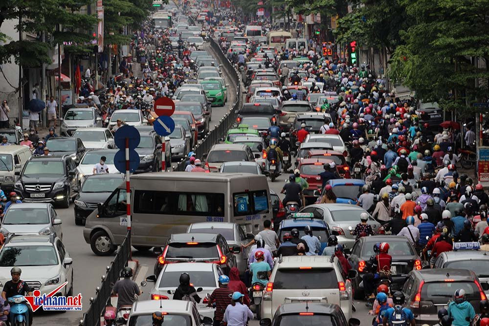 Đường Tây Sơn cả hướng đi lên trung tâm TP và hướng về Nguyễn Trãi đều trong tình trạng kẹt cứng các phương tiện. Ảnh: Đoàn Bổng