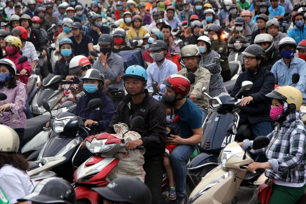 Người dân chờ đợi về quê đoạn Giải Phóng, gần bến xe Nước Ngầm. Ảnh: Trần Thường