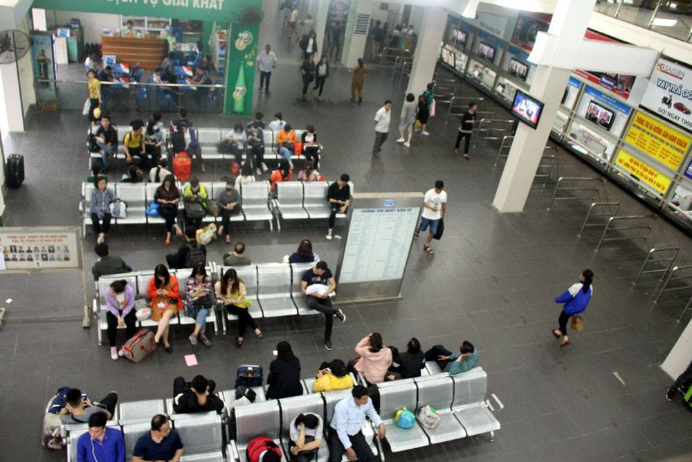 Bến xe Giáp Bát thưa vắng, đến 17h không xảy ra tình trạng quá tải. Ảnh: Trần Thường