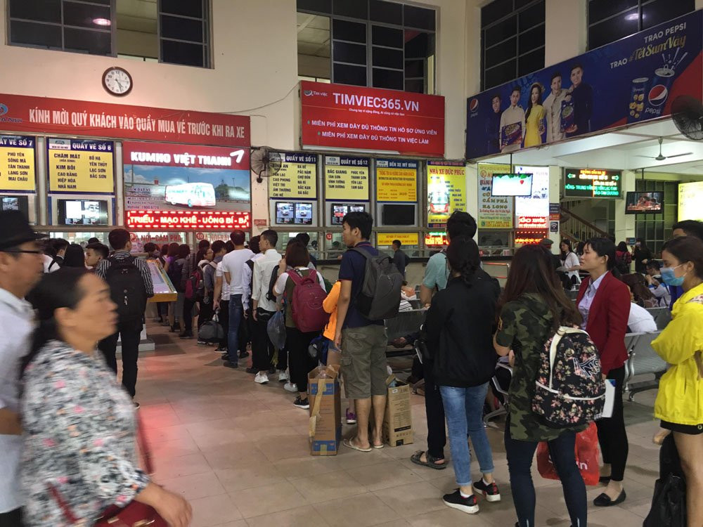 Theo ghi nhận của PV, ngay từ chiều nay lượng khách đổ ra đường về quê, đi chơi xa khá đông khiến cho nhiều tuyến phố Hà Nội trở nên ùn tắc kéo dài. Tại các tuyến đường Giải Phóng, Trường Chinh, Hoàng Quốc Việt, Phạm Hùng… lượng người và phương tiện về chiều càng trở nên đông đúc.